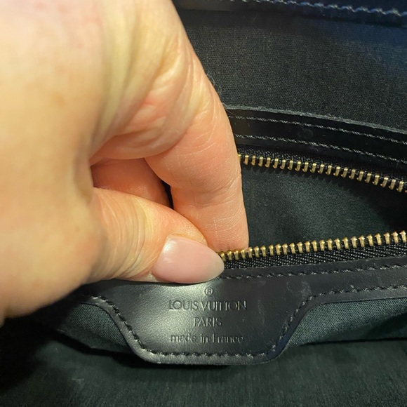 Stunning epi leather LV purse! Barely used comes with duster. - Picture 4 of 11